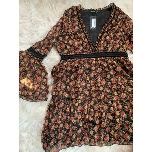 NWT Nasty Gal-Bell Sleeved-Floral Dress✨